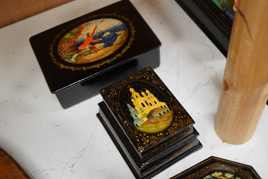 Fifteen Russian lacquer trinket boxes, mostly 1990’s, largest 15cm wide